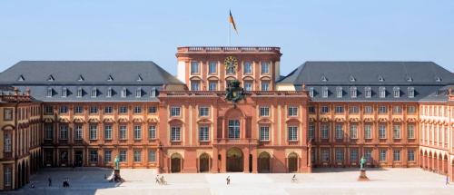 Universitaet Mannheim Schloss EhrenhofMystische Traumbilder Licht und ins Dunkel gemalt